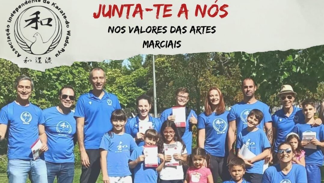 Atletas e treinadores da AIKW com o kimono azul da associação